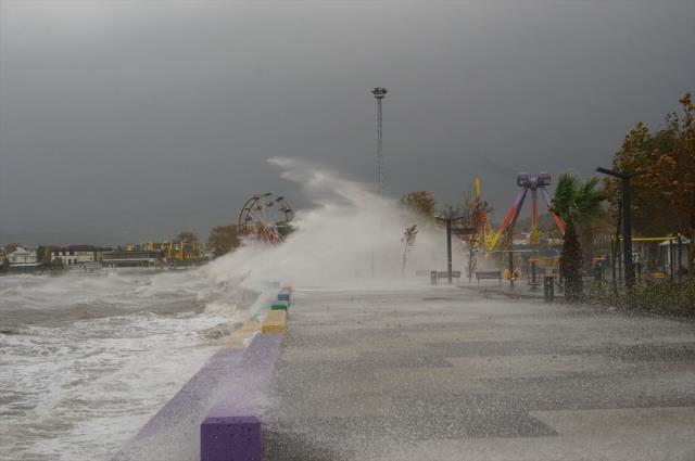 Çatılar uçtu, deniz taştı, çamur yağdı! Fırtına İstanbul dahil pek çok ili perişan etti, uyarılar devam ediyor