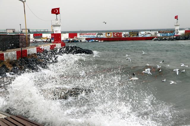 Çatılar uçtu, deniz taştı, çamur yağdı! Fırtına İstanbul dahil pek çok ili perişan etti, uyarılar devam ediyor