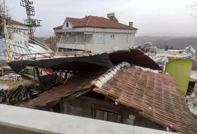 Çatılar uçtu, elektrik telleri koptu