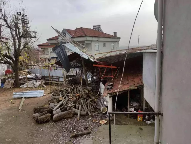 Çatılar uçtu, elektrik telleri koptu