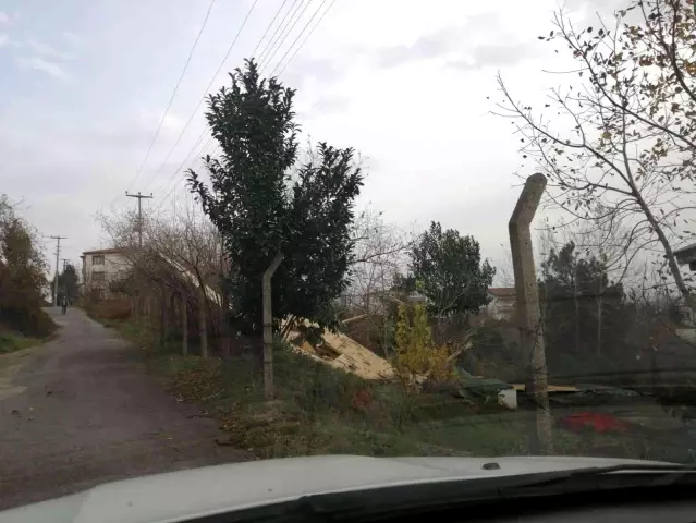 Çatılar uçtu, elektrik telleri koptu