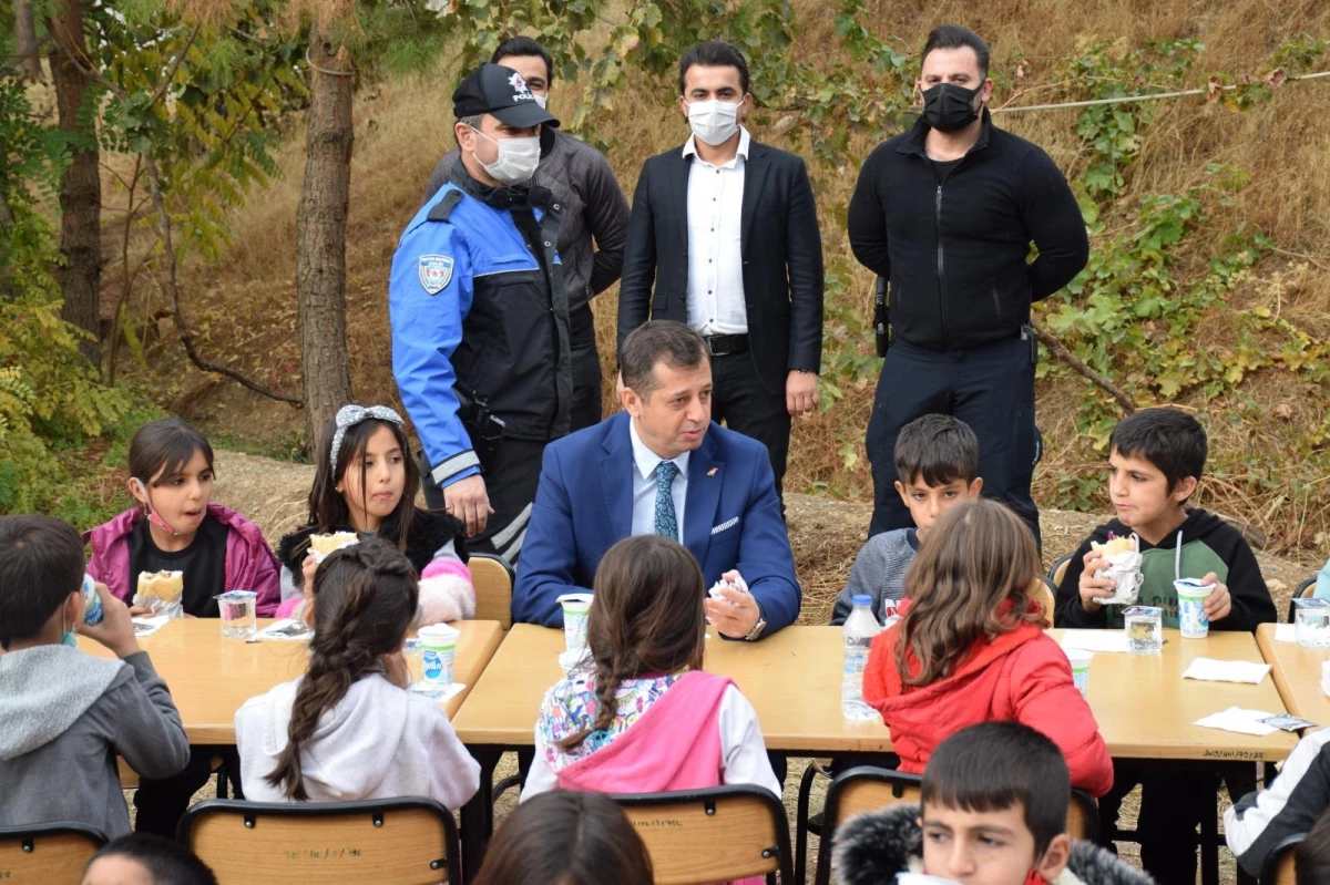 Cizre\'de öğrenciler düzenlenen piknikte polislerle bir araya geldi