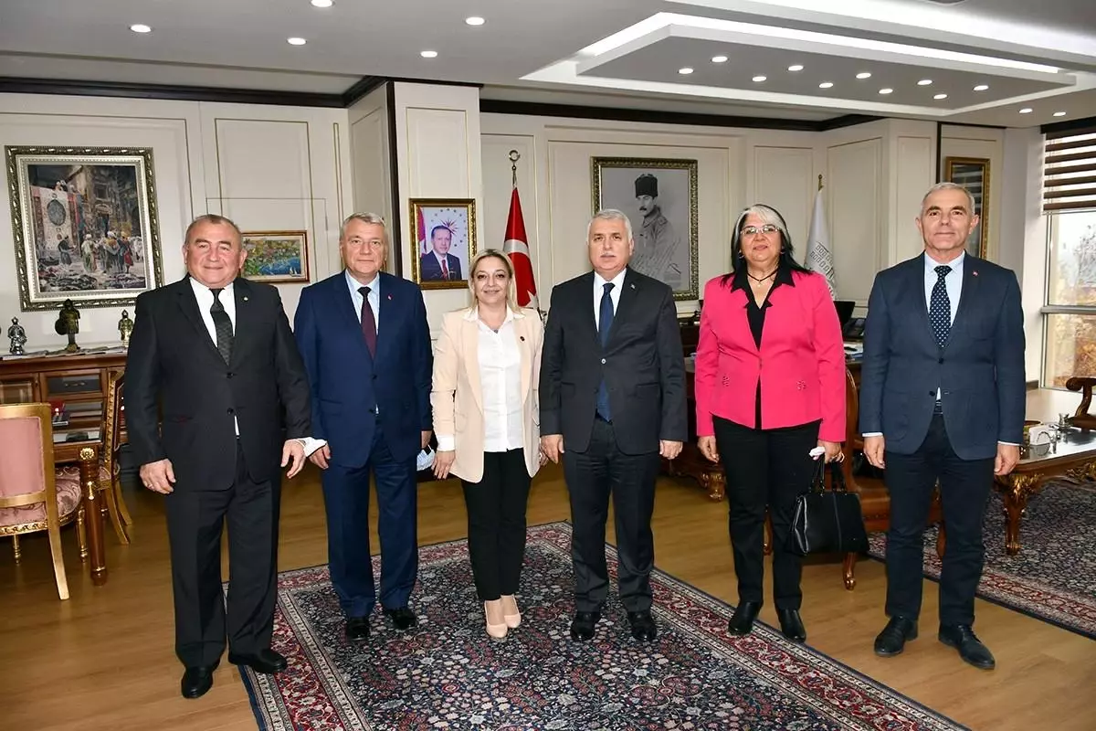 Çorlu Muhtarlar Derneği\'nin yeni yönetimi Vali Yıldırım ile bir araya geldi