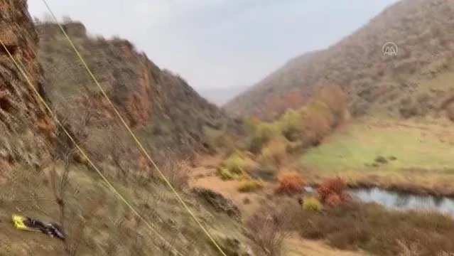 DİYARBAKIR - 35 metre yüksekten kanyona düşen kadın kurtarıldı