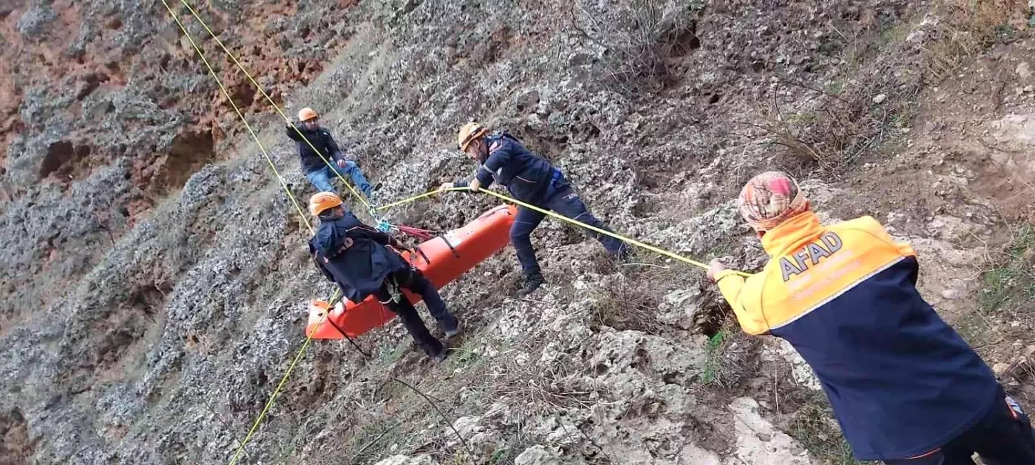 Doğa yürüyüşünde mahsur kalan kadın ip sistemiyle kurtarıldı