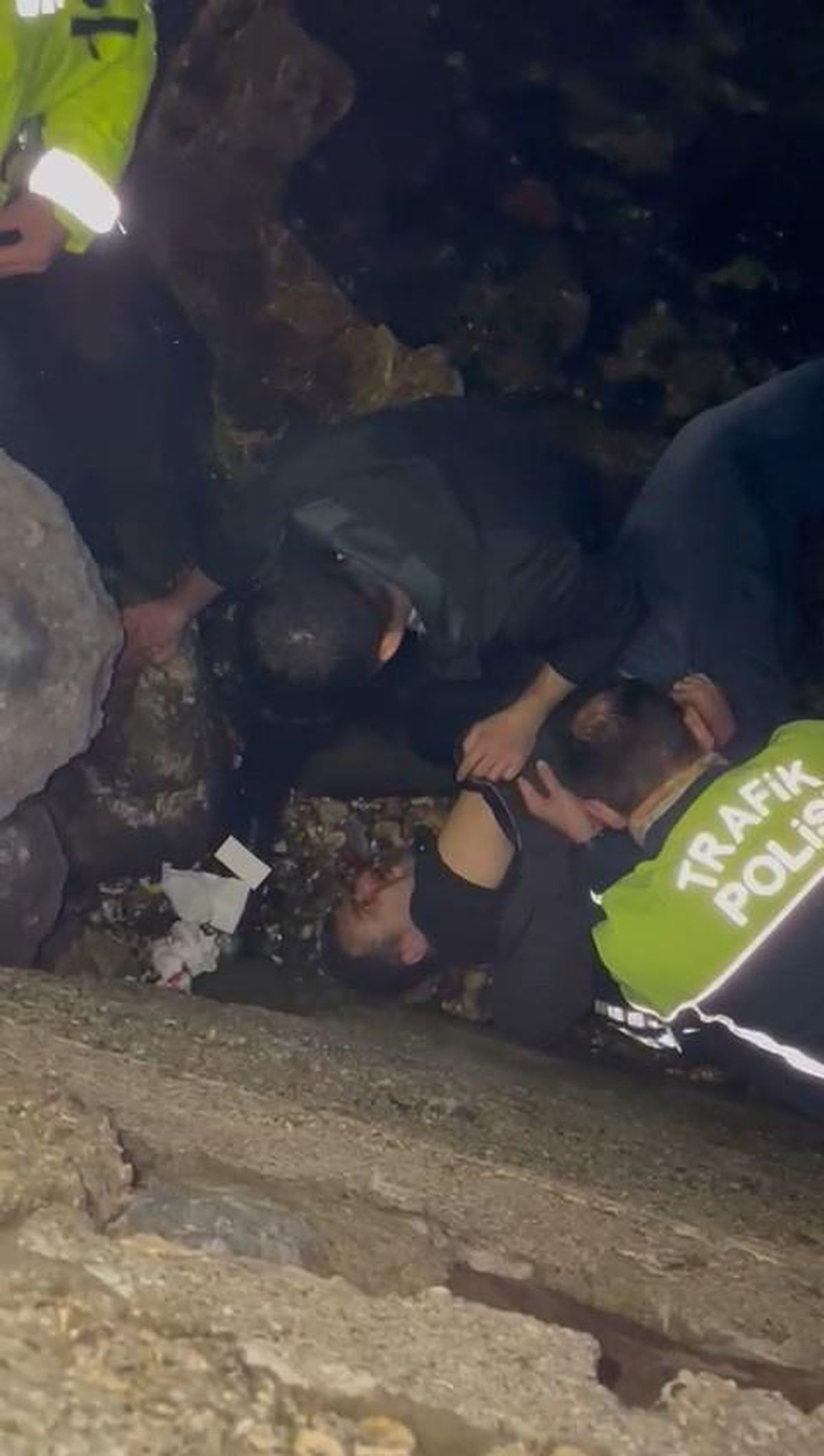 Dövdükleri kişiyi denize attılar, polis kurtardı
