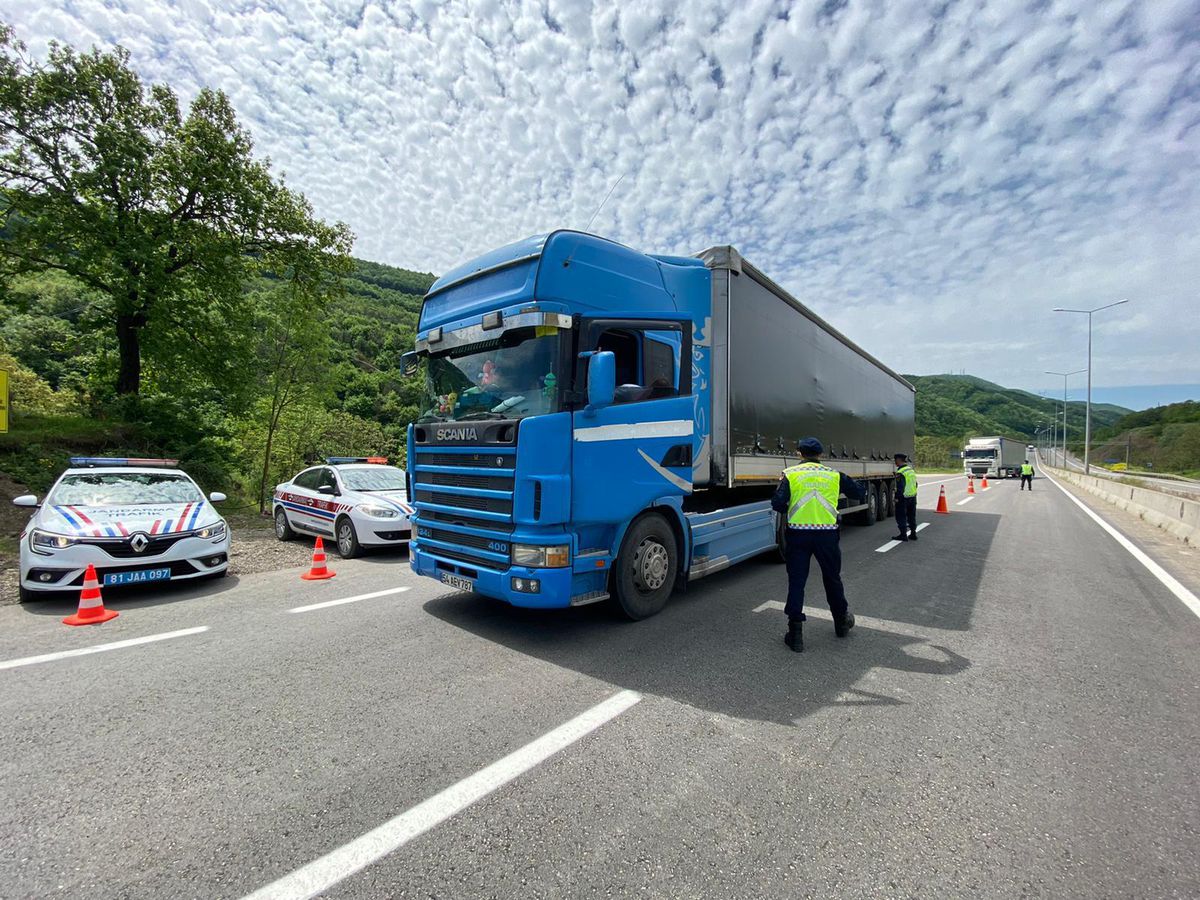 Düzce\'de jandarma trafik ekiplerinden ağır tonajlı araçlara kış tedbirleri denetimi
