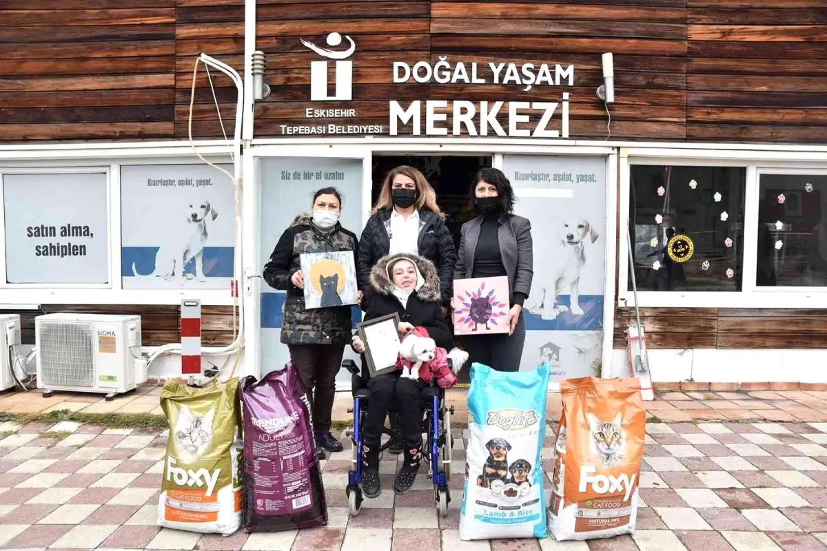 Eda\'nın yüreğinden can dostlara mama bağışı