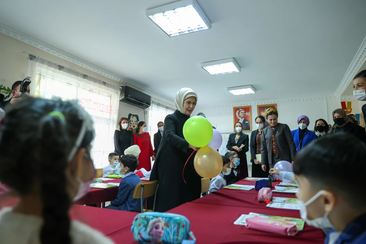 Emine Erdoğan, Aşkabat\'ta Türkmen-Türk Okulunu ziyaret etti