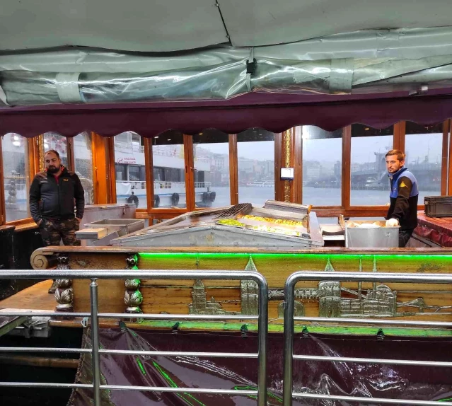 Eminönü'nde balık ekmek tekneleri fırtınadan etkilendi