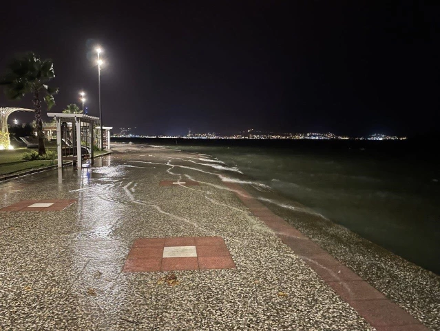 Fırtına nedeniyle Fethiye'de deniz taştı