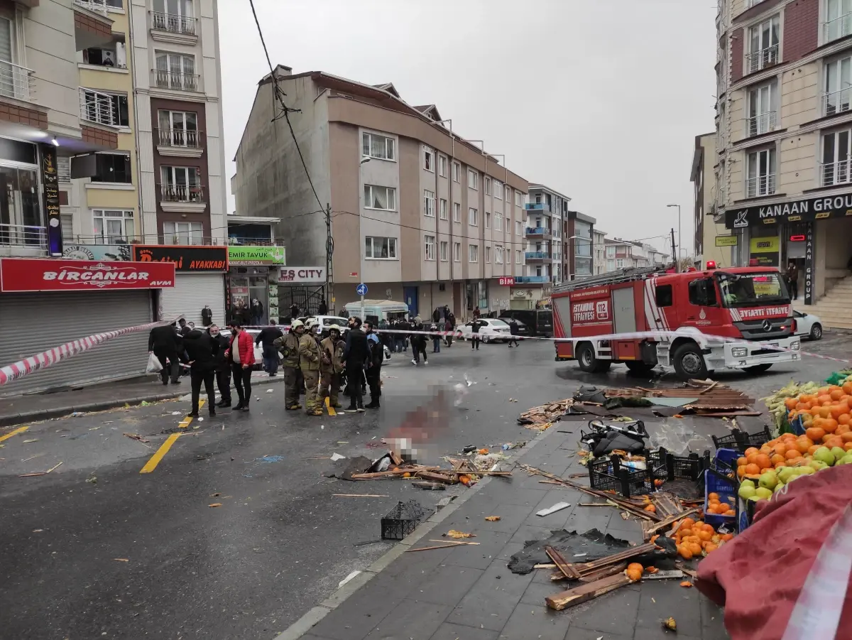 Fırtına nedeniyle uçan çatının altında kalan anne yaşamını yitirdi