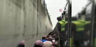 Fırtına sebebiyle metro arıza yaptı, yolcular tahliye edildi