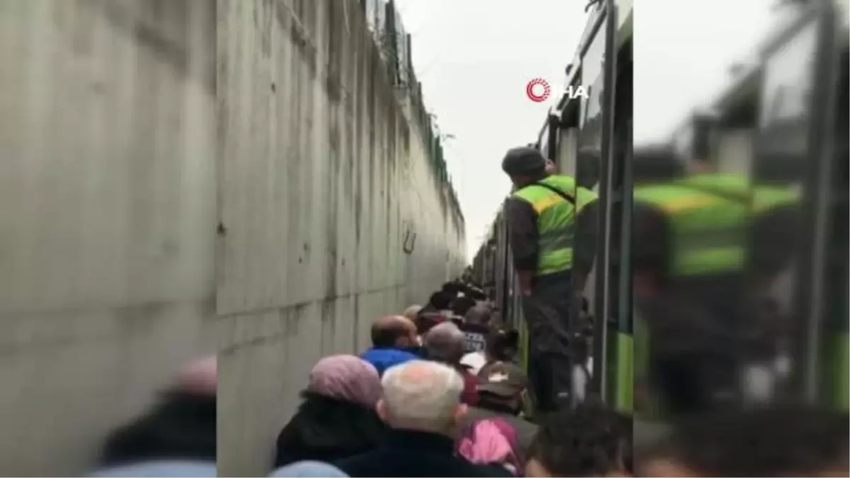 Fırtına sebebiyle metro arıza yaptı, yolcular tahliye edildi