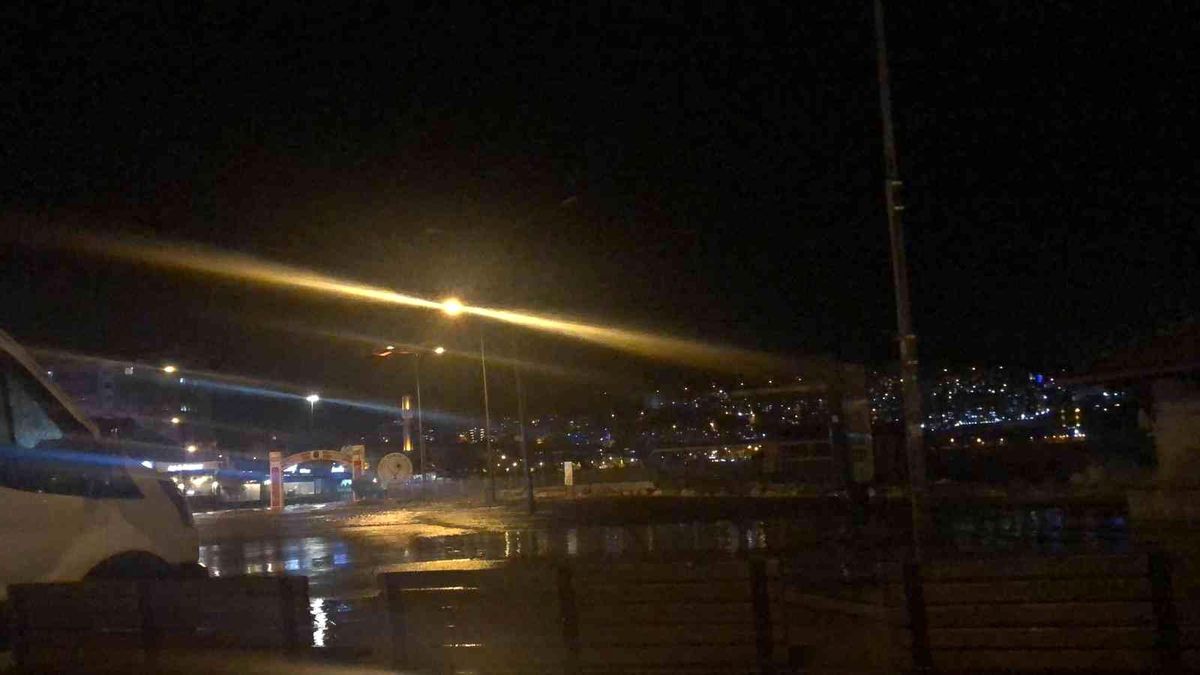 Gemlik\'te deniz taştı, sahil sular altında kaldı