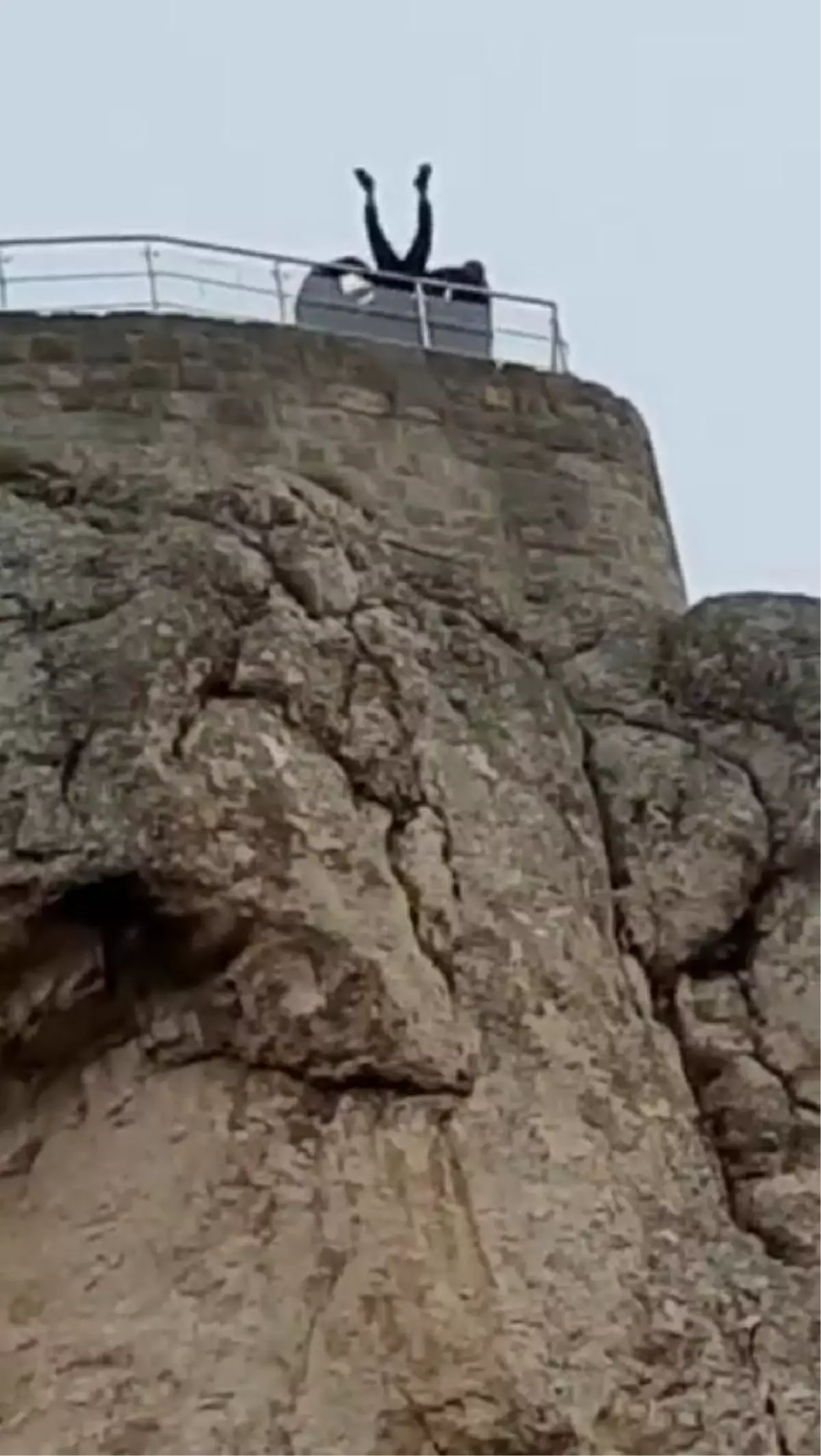 HARPUT KALESİ\'NDEN ATLAMAYA KALKTI, JANDARMA YAKALADI