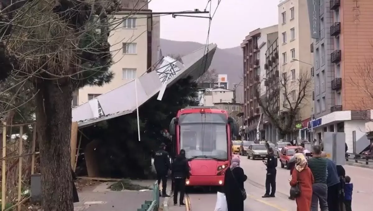 İBB: "33 çatı uçtu, 192 ağaç devrildi"