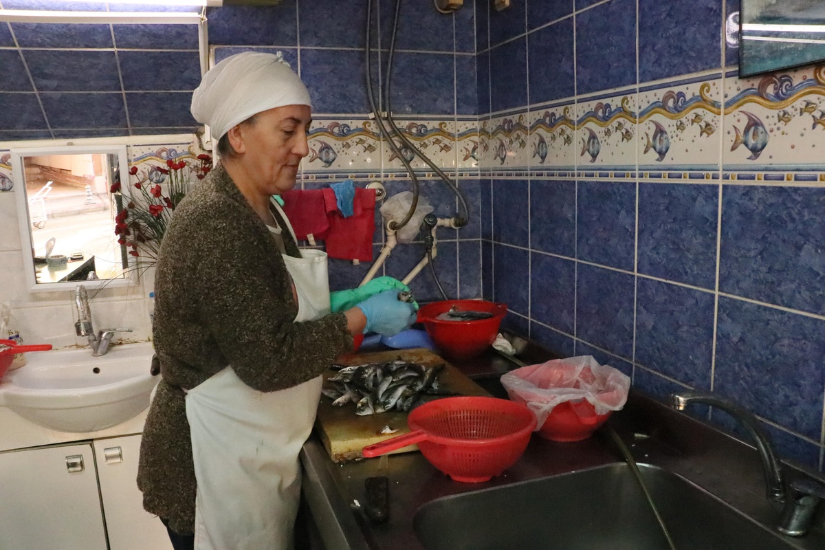 İki kadın omuz omuza balık satarak ekmeklerini çıkarıyor