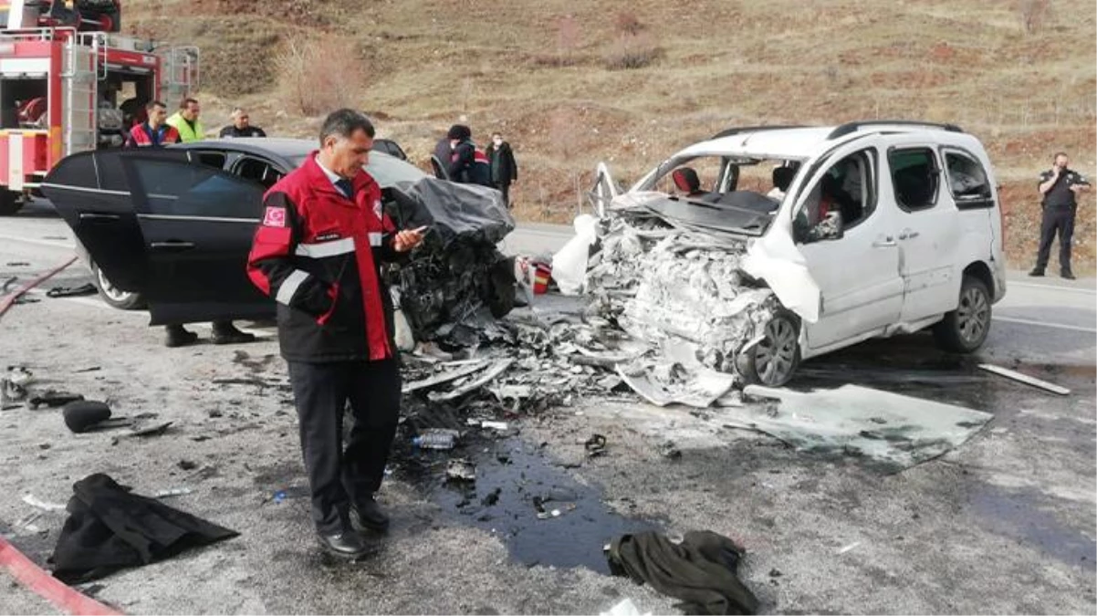 İki araç kafa kafaya girdi! İmranlı Belediye Başkanı\'nın da aralarında olduğu 4 kişi yaralandı