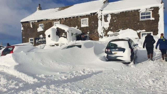 İngiltere'de kar fırtınası nedeniyle 61 kişi, üç gündür bir pubda mahsur