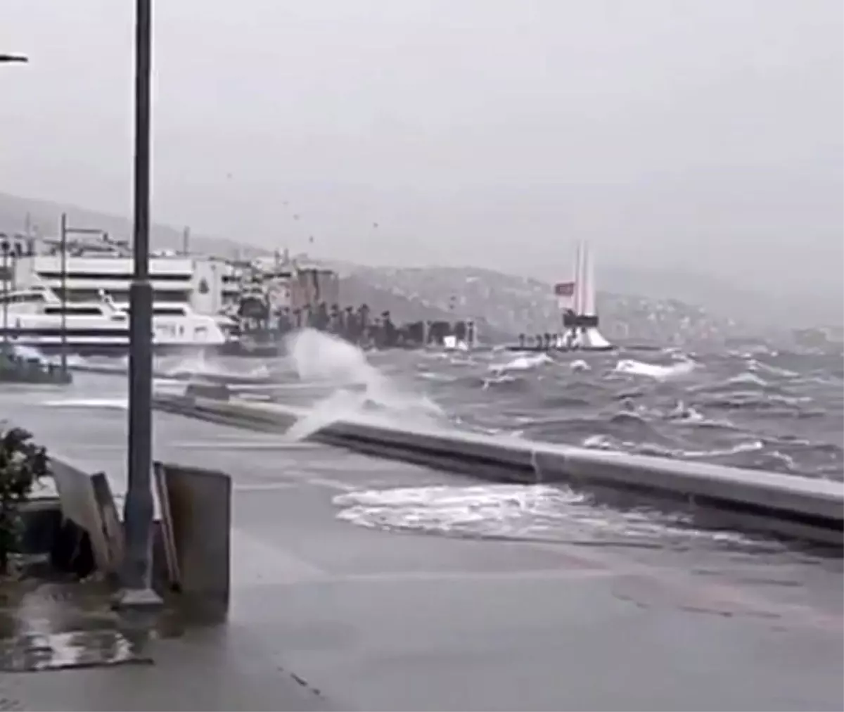 Son Dakika | İzmir\'de yollar göle döndü, deniz taştı...O anlar kamerada