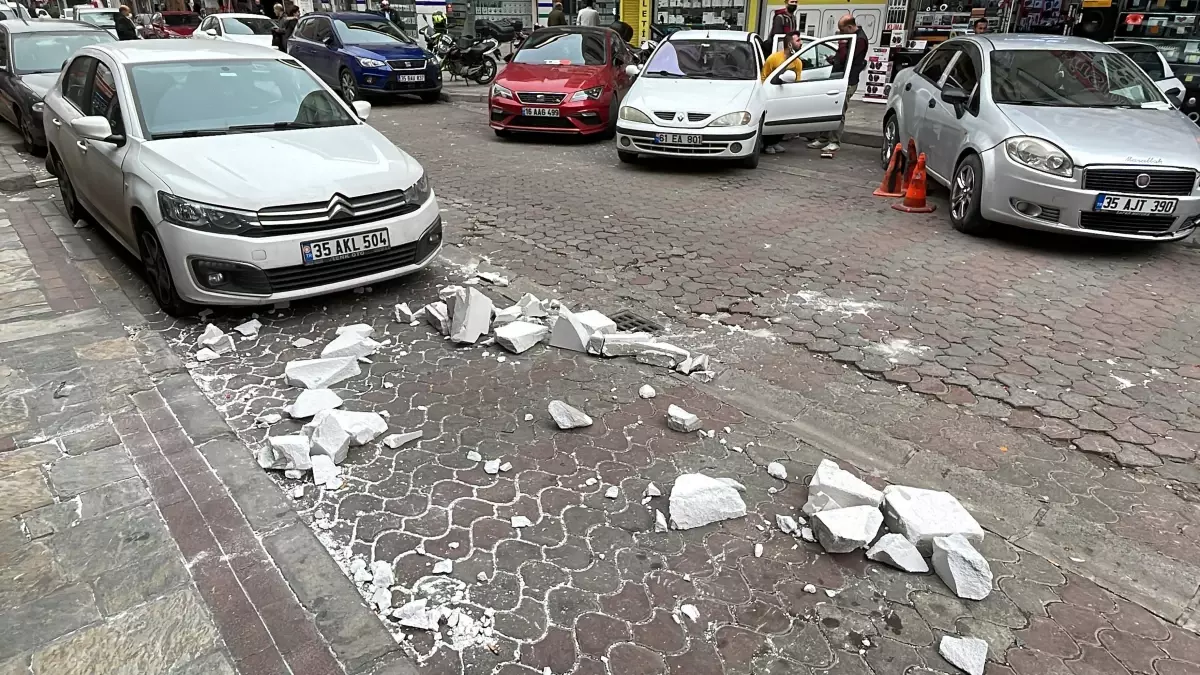 Ölümün teğet geçtiği anlar kamerada...Fırtına sebebiyle inşaattan düşen beton parçaları, seyir halindeki araca düştü