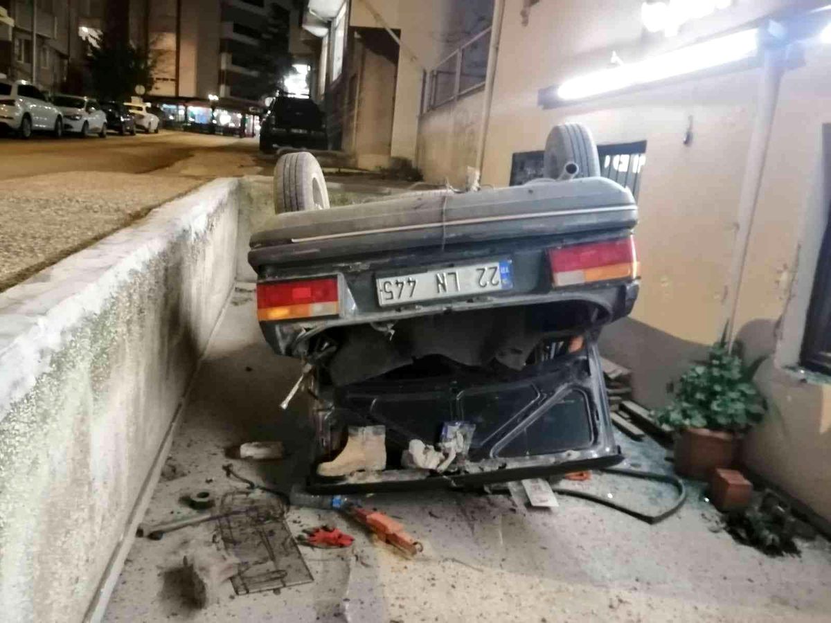 Kafe bahçesine uçan aracı bırakıp kaçtılar