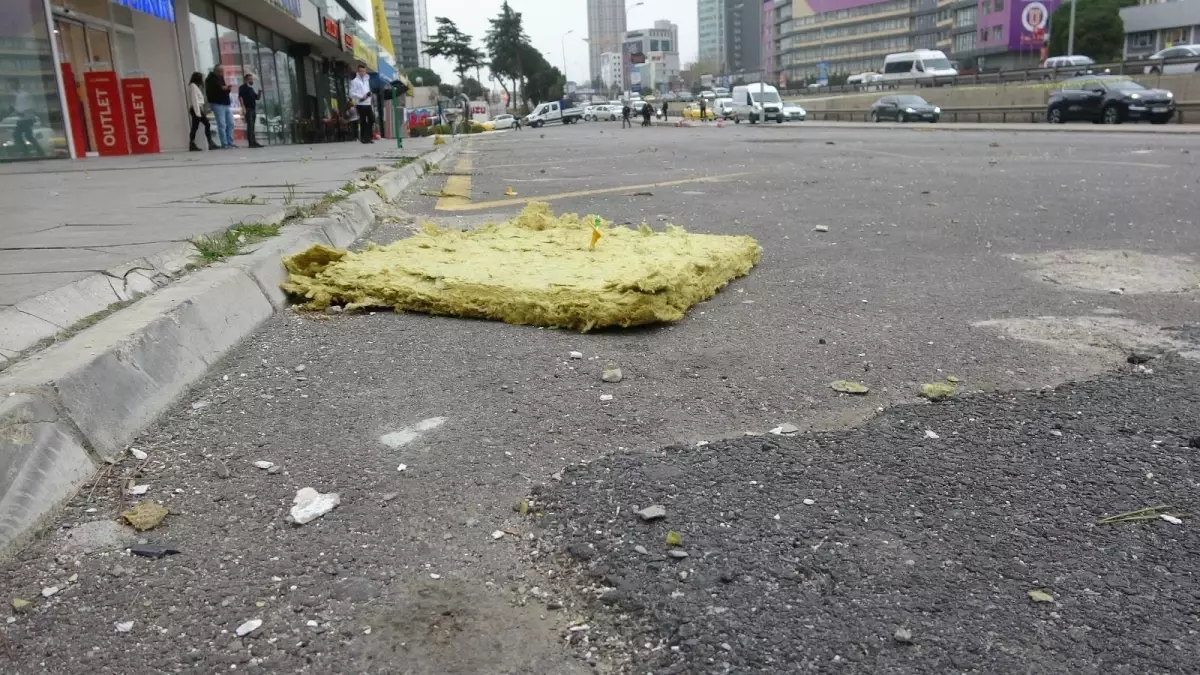 Kartal\'da lodos nedeniyle rezidans duvarından kopan parçalar otomobillerin üzerine düştü