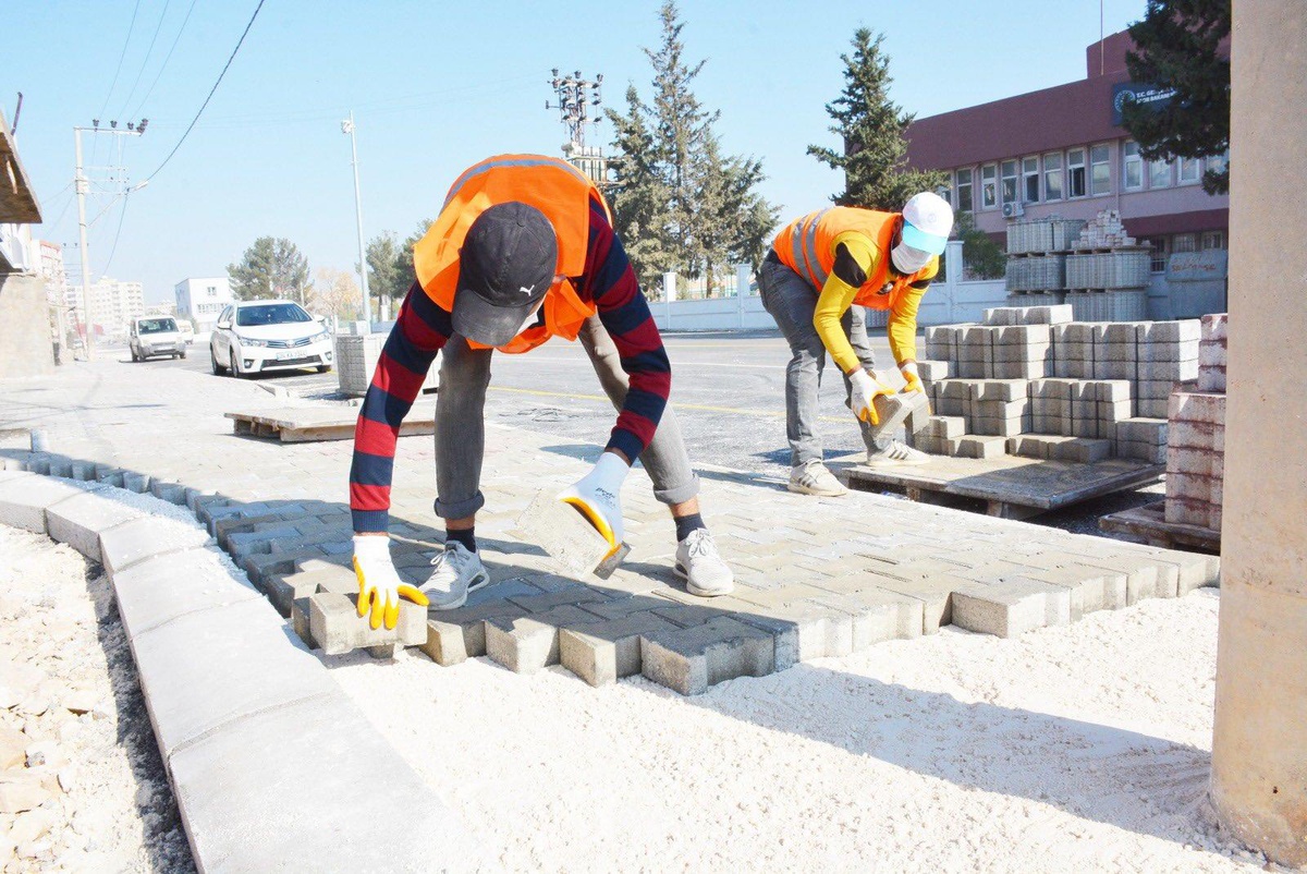 Kızıltepe\'de kırsal mahallelerde kilitli parke taşı döşeniyor