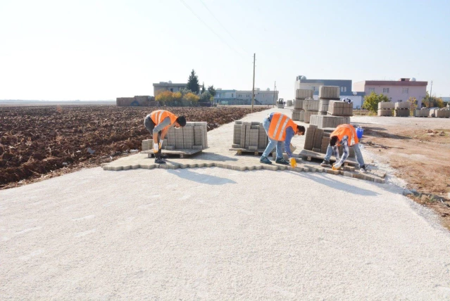 Kızıltepe'de kırsal mahallelerde kilitli parke taşı döşeniyor