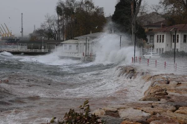 Kocaeli'de fırtına; çatılar hasar gördü, vapur seferleri iptal oldu (2)