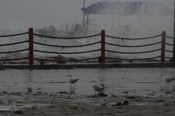 Kocaeli'de fırtına; çatılar hasar gördü, vapur seferleri iptal oldu (2)