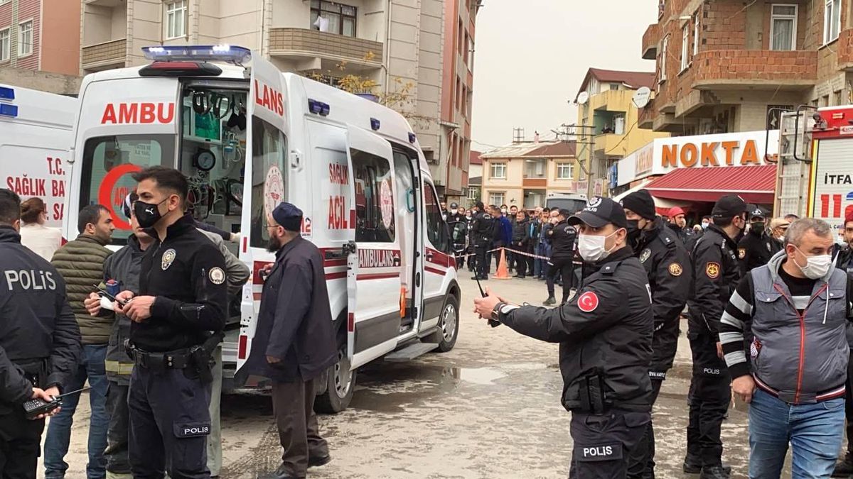 Kocaeli\'de inşaat iskelesi çöktü, altında kalanlar var