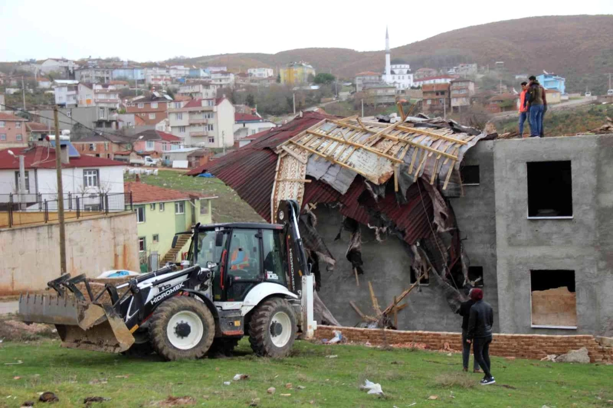 Kocaeli\'de kuvvetli rüzgar inşaatın çatısını uçurdu