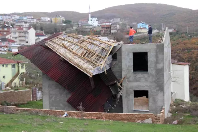 Kocaeli'de kuvvetli rüzgar inşaatın çatısını uçurdu