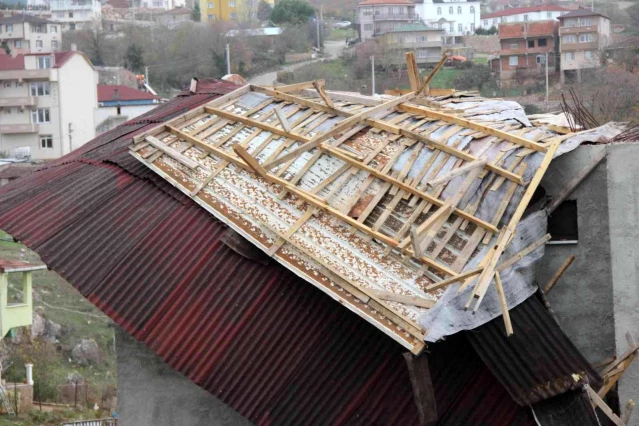Kocaeli'de kuvvetli rüzgar inşaatın çatısını uçurdu