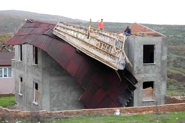 Kocaeli'de kuvvetli rüzgar inşaatın çatısını uçurdu