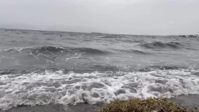 Kuvvetli rüzgar nedeniyle deniz taştı