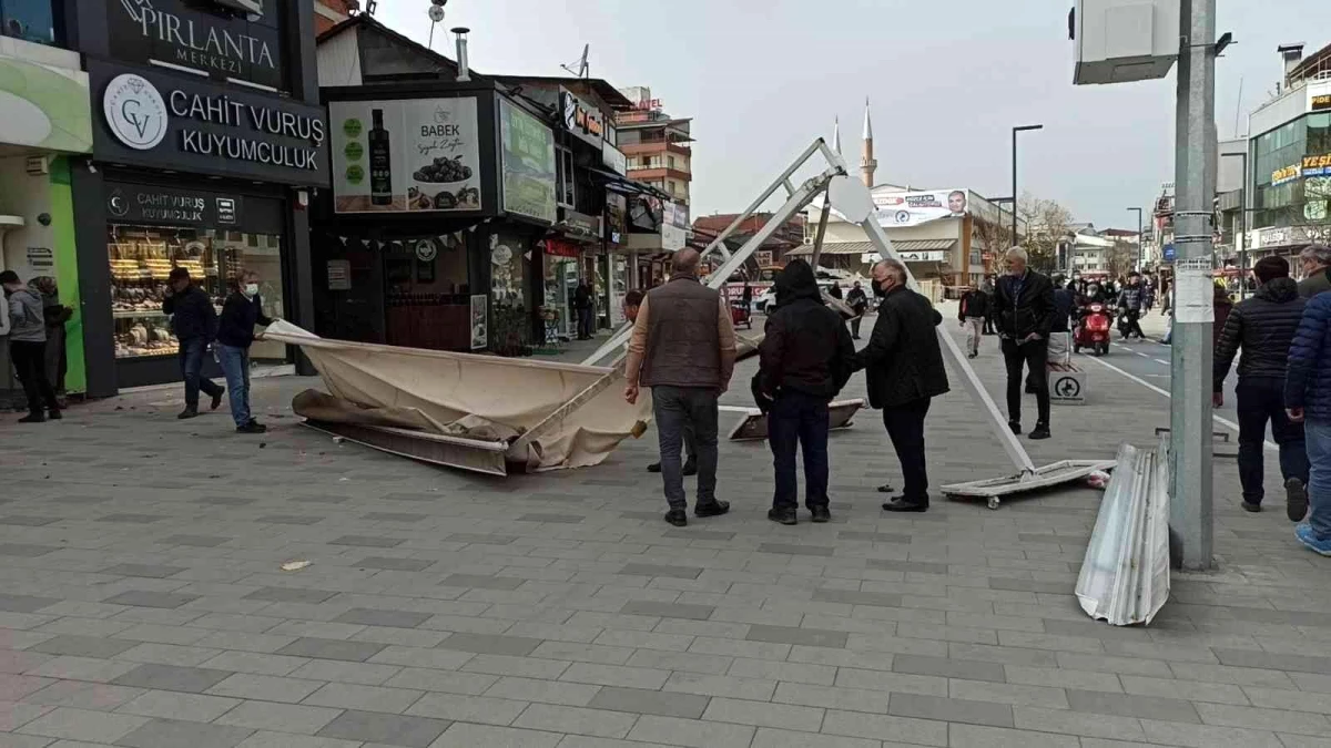 Kuvvetli rüzgar tenteyi kentin en kalabalık caddesini uçurdu