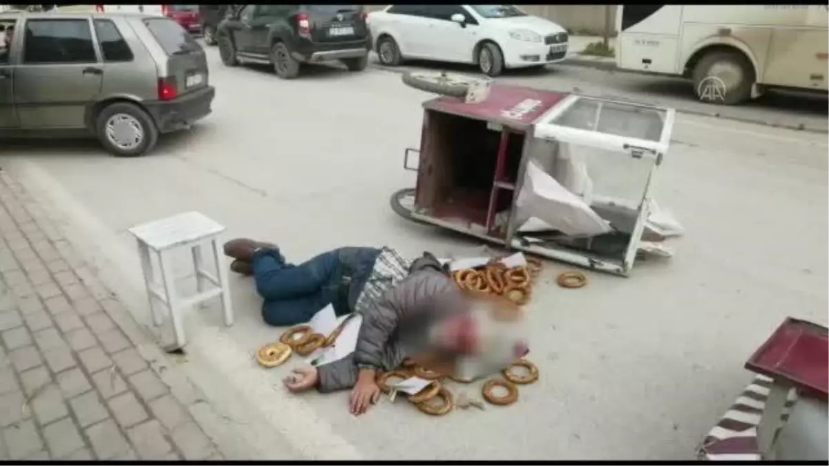 Lodostan devrilen simit arabasının altında kalan seyyar satıcı yaralandı