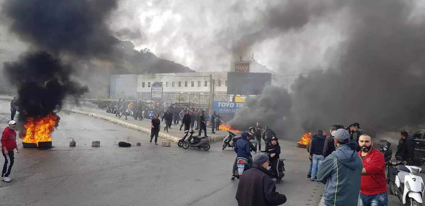 Lübnan\'da ekonomik krizi ve elektrik kesintilerini protesto eden halk yolları kapattı