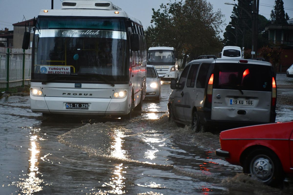 Manisa\'da sağanak etkili oldu