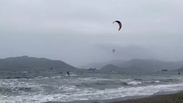 Marmaris'te adrenalin tutkunları keşişlemede sörf yaptı