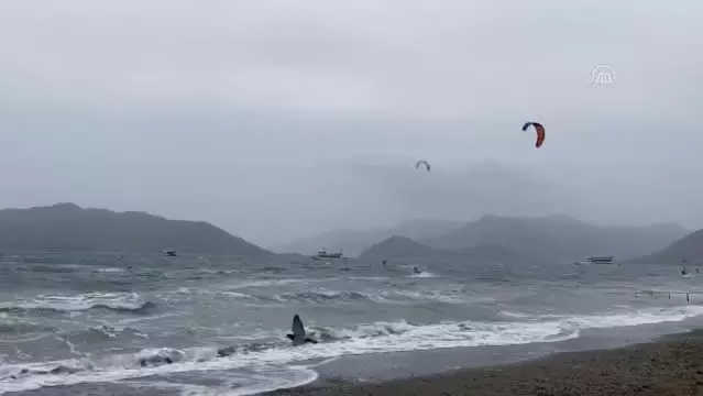 Marmaris'te adrenalin tutkunları keşişlemede sörf yaptı