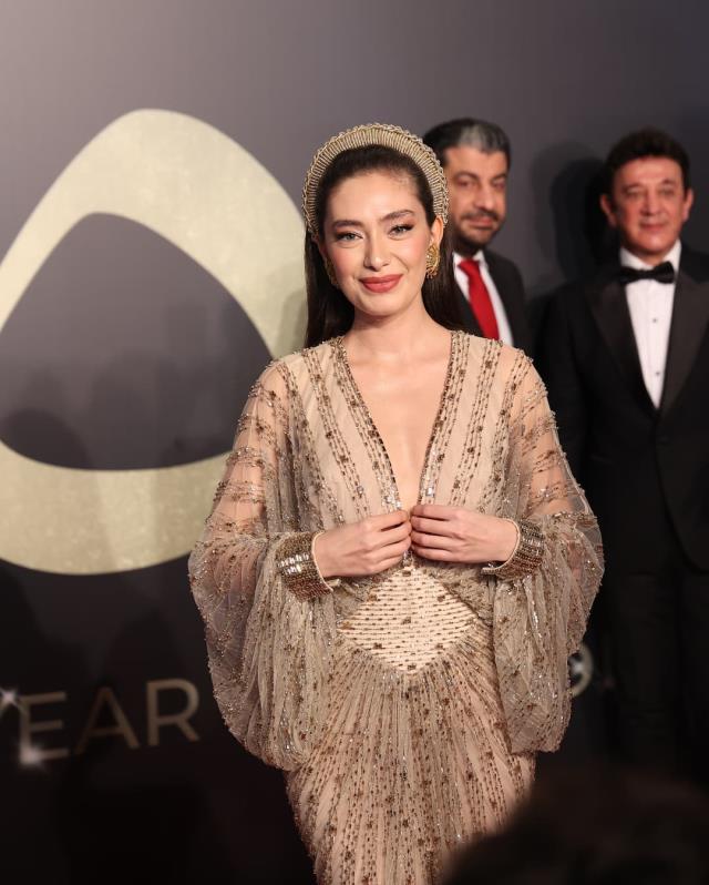 Платье, которое носила Неслихан Атагюль на церемонии награждения в Дубае, разделило ее последователей на двоих.