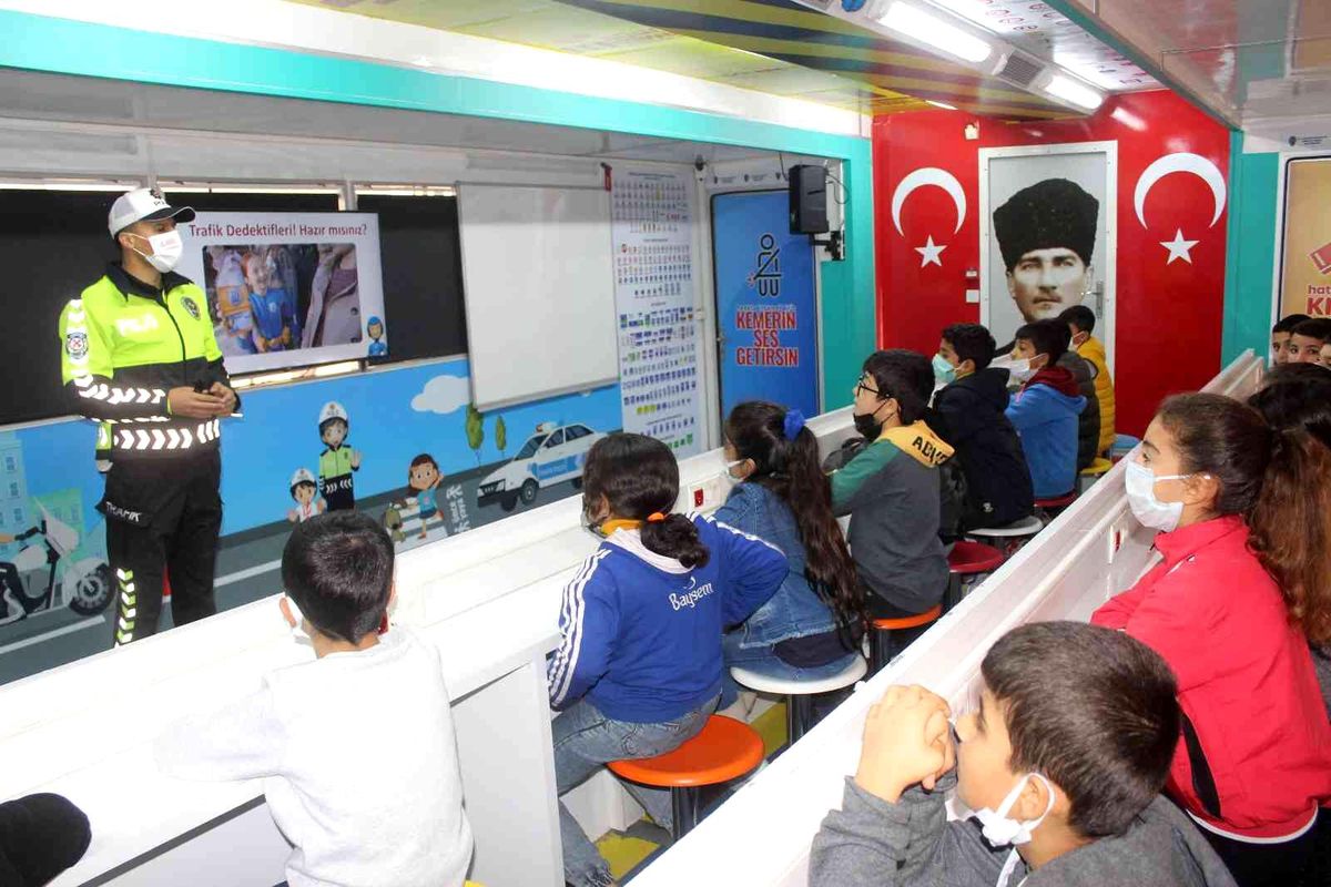 Öğrenciler trafik kurallarını öğreniyor