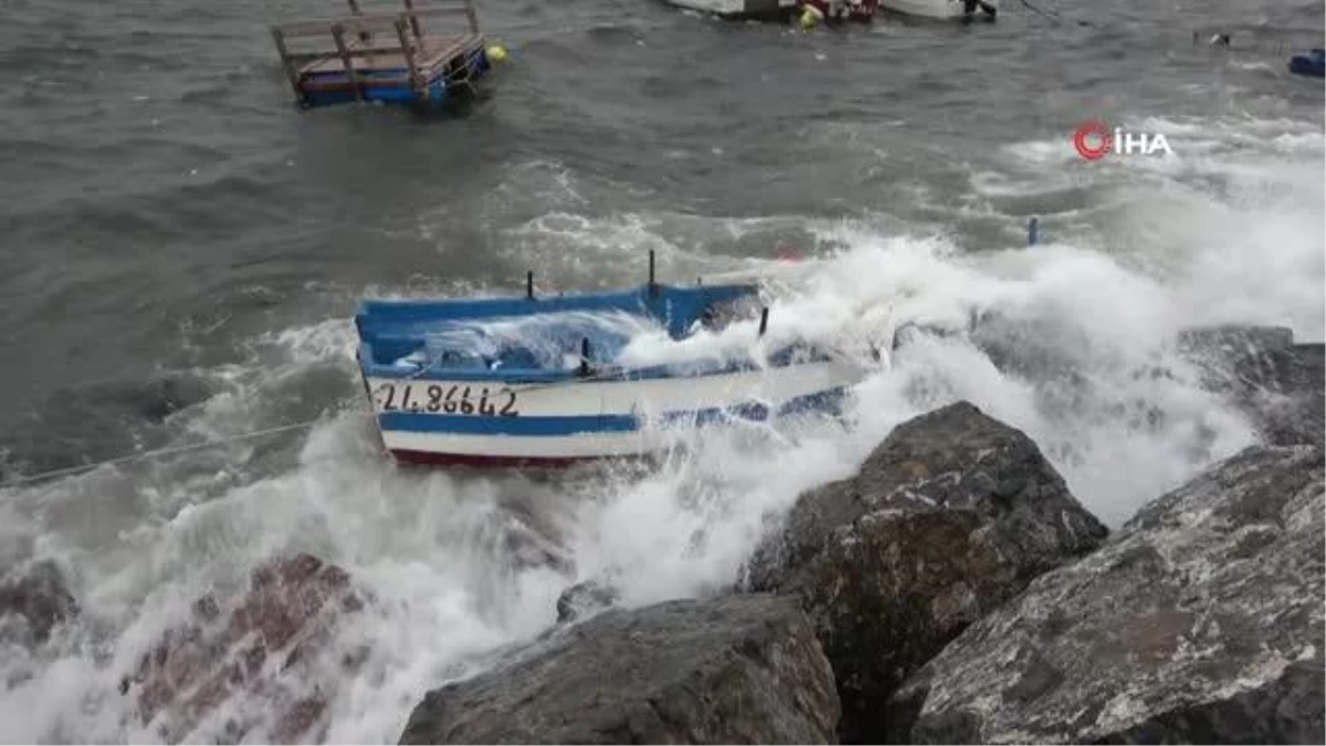 Pendik\'te şiddetli lodos nedeniyle 2 balıkçı teknesi battı