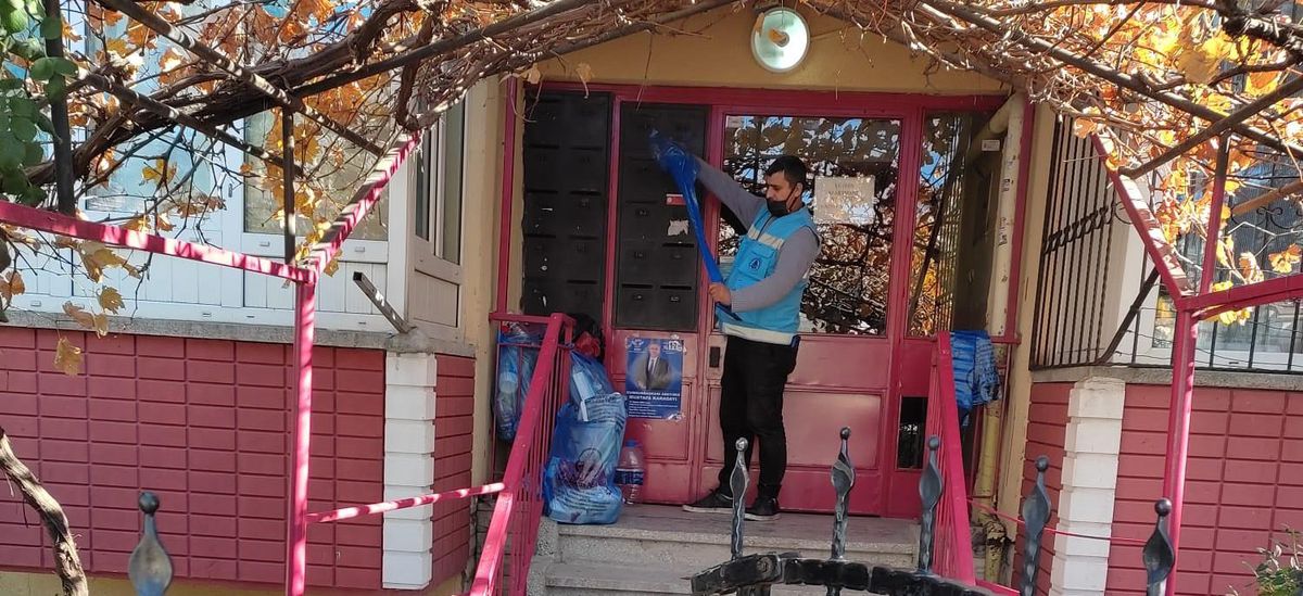 Pursaklar\'da evlere ambalaj atığı poşeti dağıtılıyor