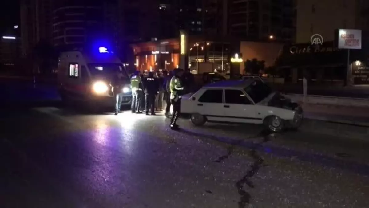 Refüje çarpan otomobilin sürücüsü yaralandı