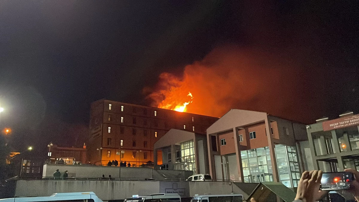 Rize\'de çatısında yangın çıkan öğrenci yurdu boşaltıldı